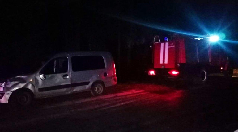 На Володимиреччині рятувальники через ожеледь витягували автомобіль з кювету