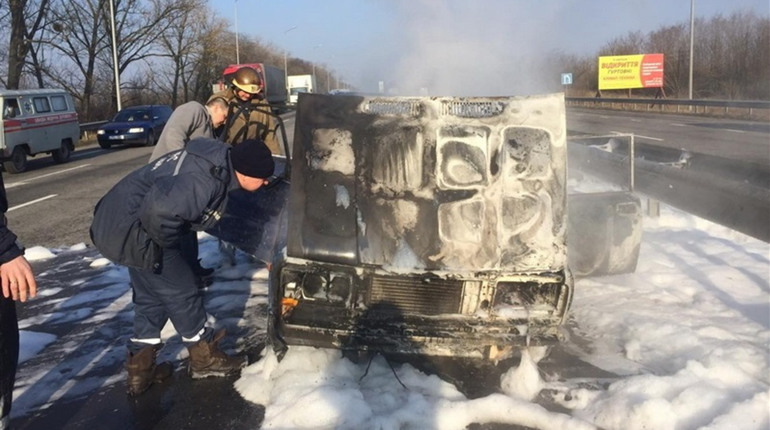 На трасі біля Новограда загорівся автомобіль, який перевозив газовий балон