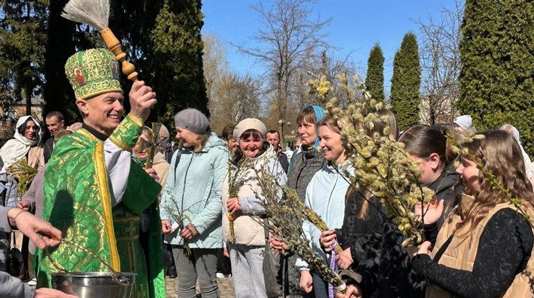 Вербна неділя у Старокостянтинові: віряни з родинами освячували вербу у храмах громади