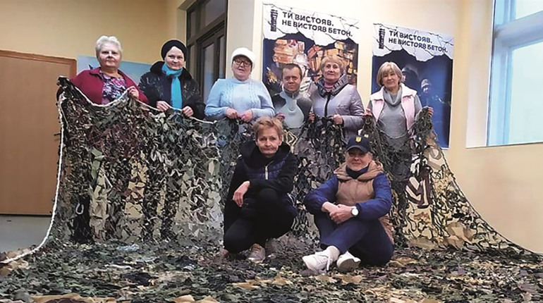 "Червоноградські поплетушки" відправили на фронт уже більше п'яти сотень маскувальних сіток