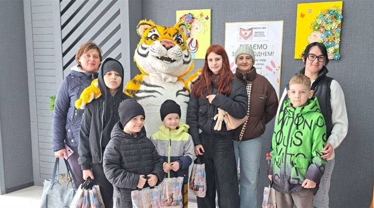 Солодкі набори до Великодня передали дітям у Петропавлівській громаді