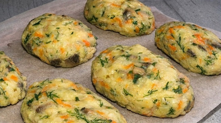 Готуємо сьогодні: картопляні биточки з грибами в духовці