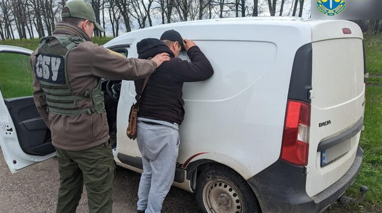 Переправляв військовозобов’язаних за кордон. На Сумщині судили 26-річного молодика