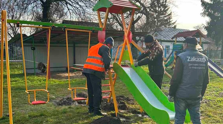 У Пристромах за кошти місцевого бюджету оновили дитячий майданчик для вихованців дитсадка «Малятко»
