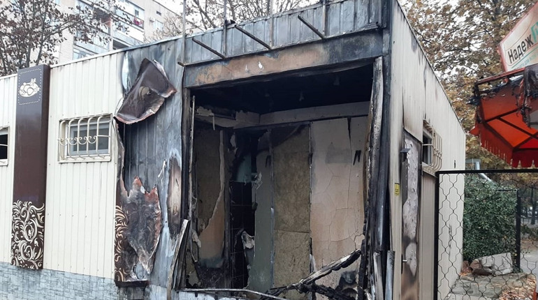 В Мелитополе огонь уничтожил очередную табачную «точку» 