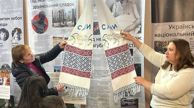 «Вишита молитва» у Сарнах: у музеї відкрили виставку «Рушників надії» з Рівненщини