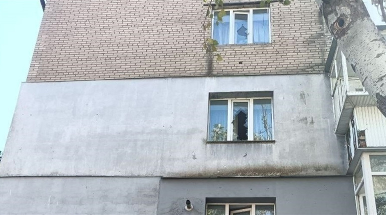 На Херсонщині через ворожі обстріли пошкоджені житлові будинки та приватні автівки, є поранені