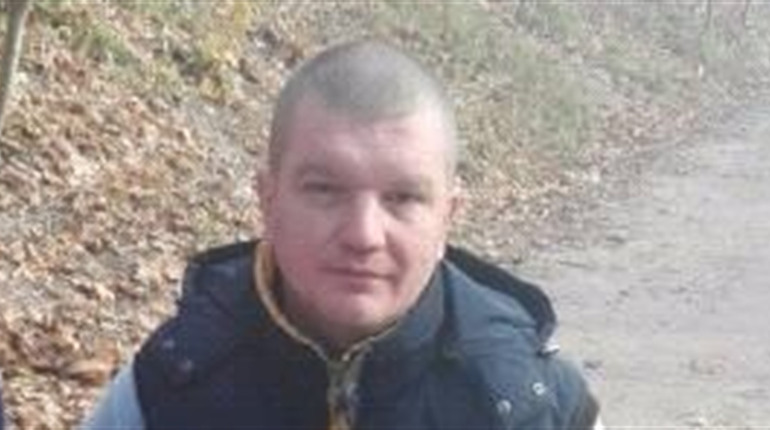 На колінах та квітами на дорозі. Менщина зустріла Юрія Рогового, який загинув на сході