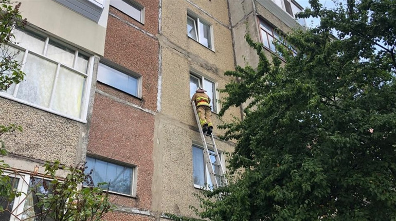У Вараші п'ятирічна дитина зачинилася у квартирі