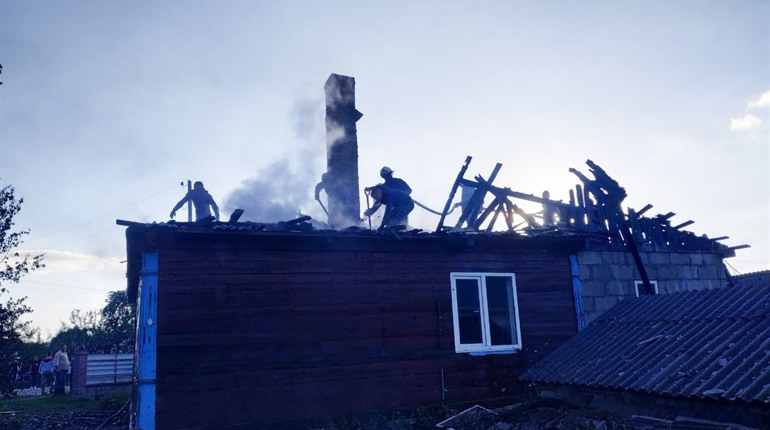 У селі Кідри рятувальники гасили пожежу в житловому будинку