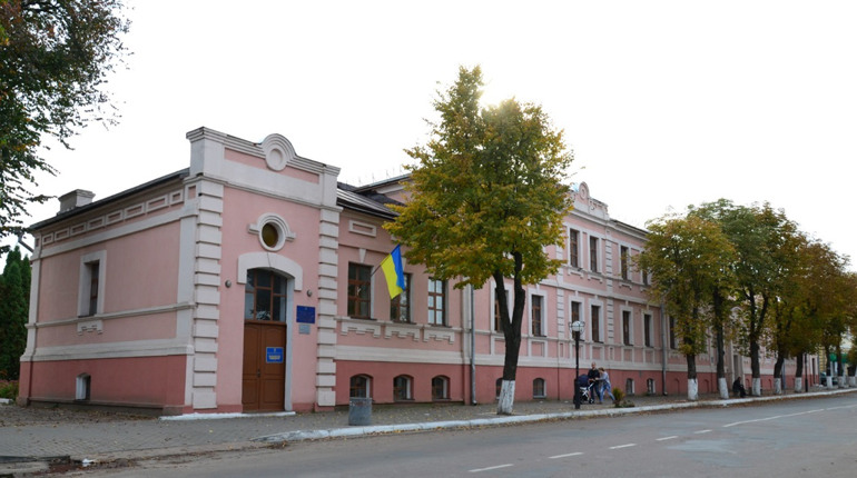 Де раніше був пологовий, а коли відкрили лікарню «на полі»? Тест про історію медзакладів Глухова