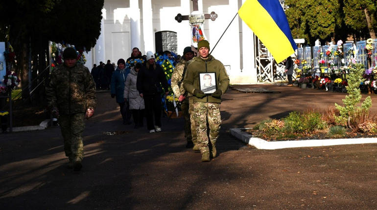 У НІЖИНІ ПОПРОЩАЛИСЯ ІЗ ЗАГИБЛИМ ЗАХИСНИКОМ СЕРГІЄМ САМОТКАНОМ