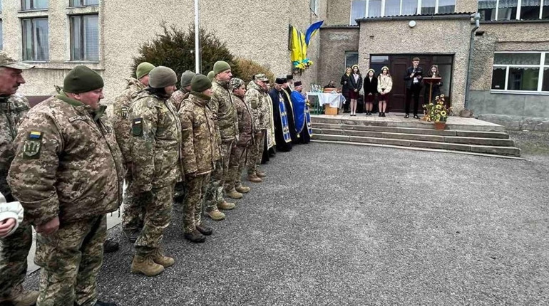 У Кременці вшанували памʼять загиблих Героїв відкриттям меморіальних дошок