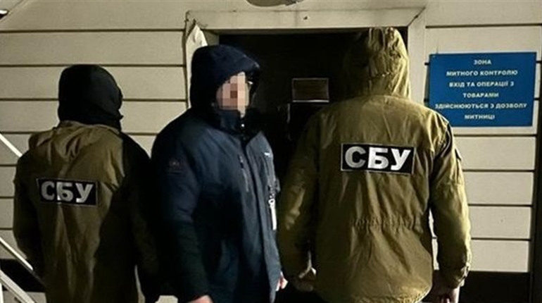 Отримання "данини" за проїзд: державний інспектор Чернігівської митниці підозрюється у корупції