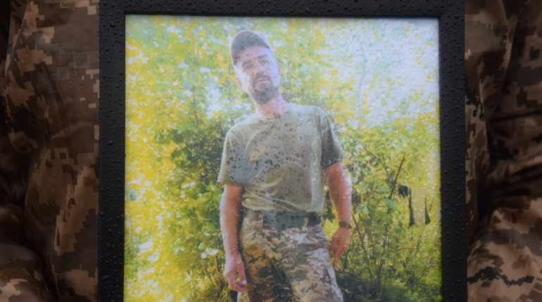 Віддав життя за мирне небо над Україною: у Нетішині попрощалися з Героєм Віктором Вантрусовим