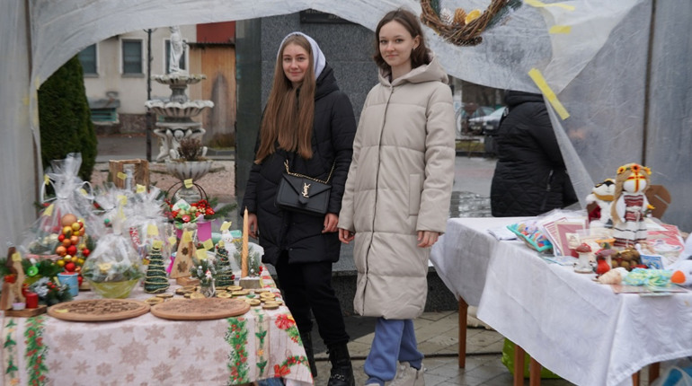 У Городку проводять різдвяний ярмарок на підтримку ЗСУ. Що і коли там можна придбати?