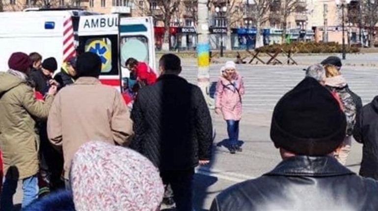 Окупанти напали на мирний мітинг у Херсоні, є поранені та затримані