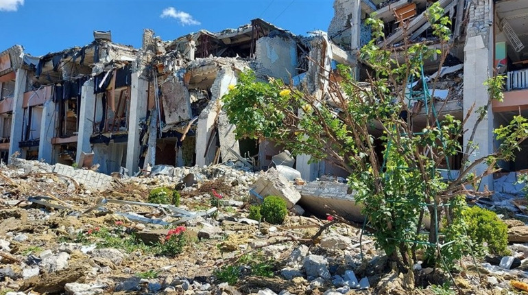 У Лозовій другий місяць прибирають наслідки обстрілу Палацу культури