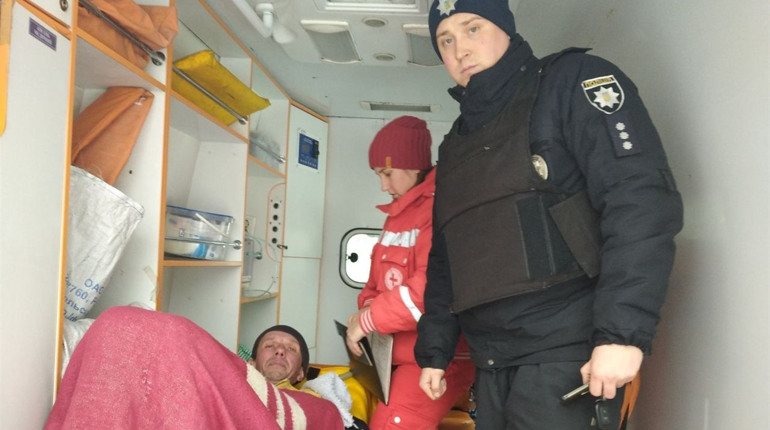 У Сватовому на Набережній чоловік впав у річку. Його врятували поліцейські і місцеві мешканці