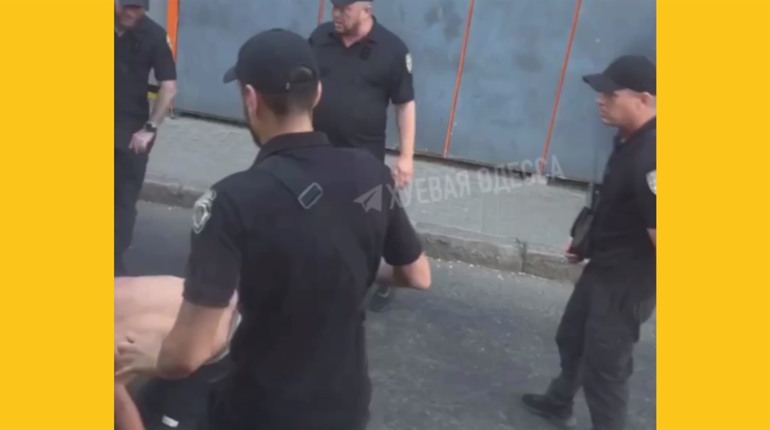 Це для цього їх бронювала облрада: в Одесі біля Привозу працівники охоронної агенції побили людину