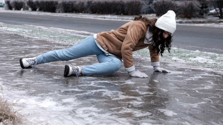 Отримали травму через неприбраний сніг та лід? Як діяти і хто повинен відповідати
