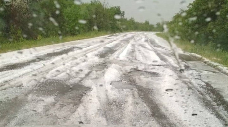 В районі села Вигода випав сніг та дощ з градом. Фото та відеофакт