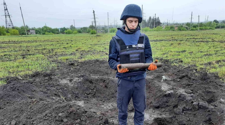 Артснаряд біля Чернігівського: рятувальники продовжують знешкоджувати небезпечні знахідки