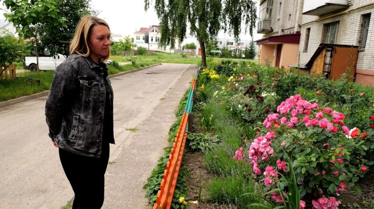 Біля 200 сортів троянд квітне у дворі багатоповерхівки у Шостці (фото)