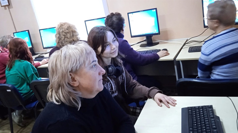 У Фастові учні почали навчати людей старшого віку комп’ютерній грамотності