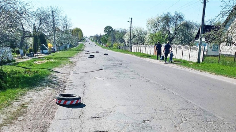 У Довговолі селяни самотужки ремонтують дорогу