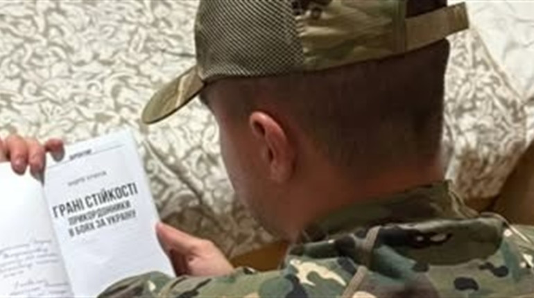 У Великоновосілківській громаді передали книжкову добірку колишньому полоненому Богдану Будинському