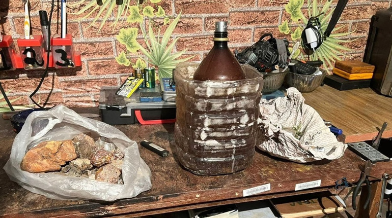 У жителя Сарненського району знайшли бурштин, марихуану та зброю