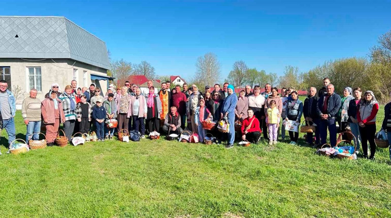 На Переяславщині відзначили Великдень: фотодобірка богослужінь та освячення пасок