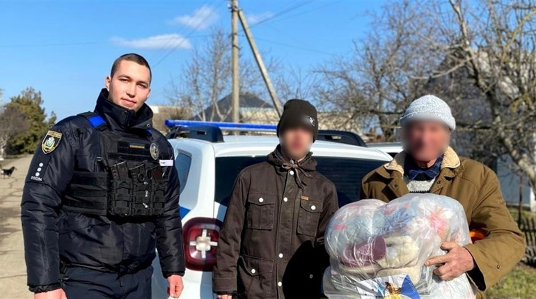 Поліцейські привезли гумдопомогу жителям декупованих населених пунктів Херсонщини