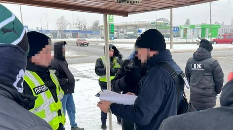 На сарненському «кільці» затримали поліцейського при отриманні хабара