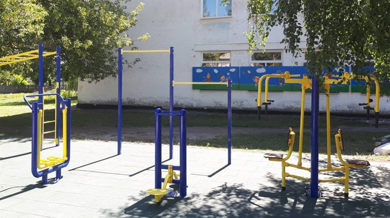 В Попаснянской школе установили уличные тренажеры 