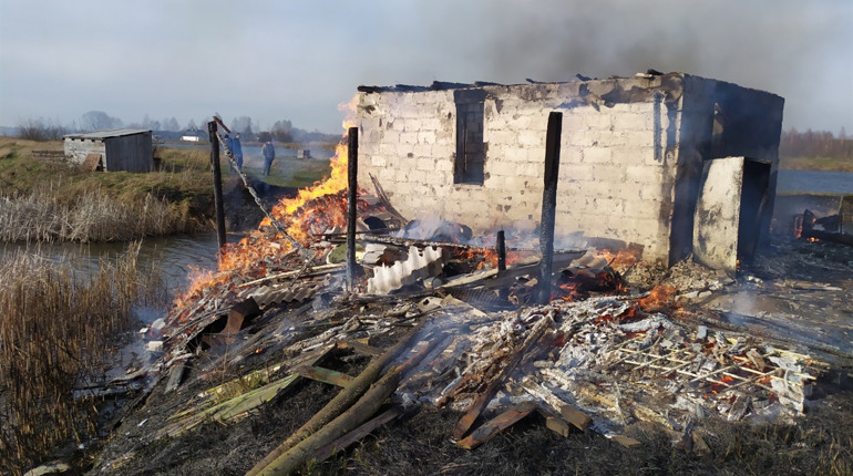 В Олізарці рятувальники ліквідовували пожежу у господарчій споруді