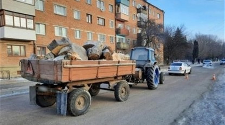 Завершено справу про загибель жінки під колесами трактора
