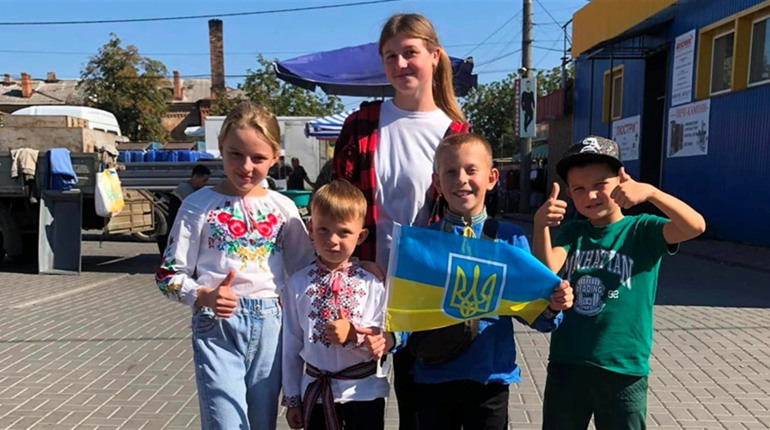 Співали і міняли яблука на гроші: діти з Доброводів в Умані збирали донати на Starlink