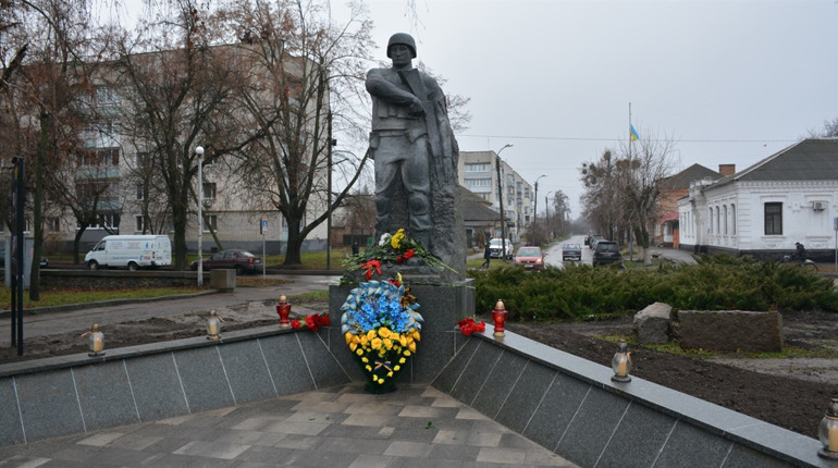 Хвилююча мить відкриття: закарбований в камені воїн сучасності звів погляд на Золотоношу