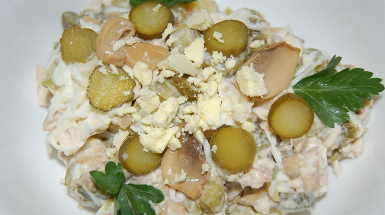 Рецепт дня: салат з маринованими грибами