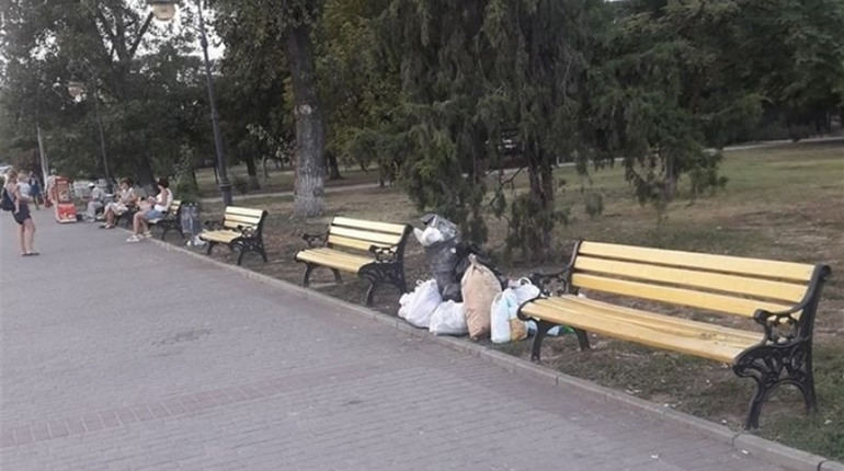 На набережній у Херсоні встановлять додаткові контейнери для сміття — розповідаємо, скільки
