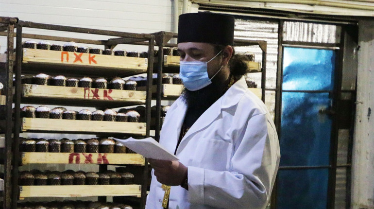 На хлебокомбинате уже освятили паски: теперь их можно купить в магазинах Попасной и не только