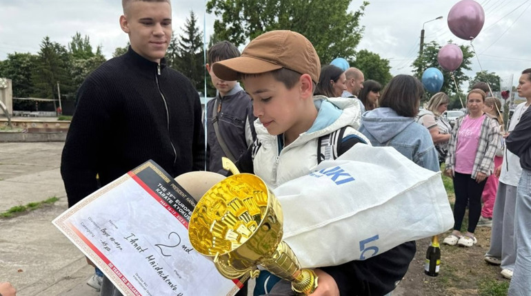 Просто з автобуса — в обійми рідних: у Первомайську зустріли чемпіонів Європи з карате