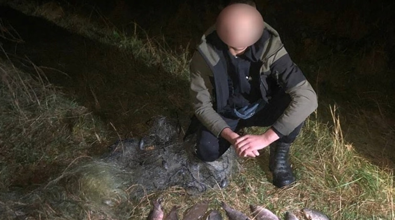 Вночі чоловік на човні сітками ловив рибу на Случі — його спіймав рибоохоронний патруль