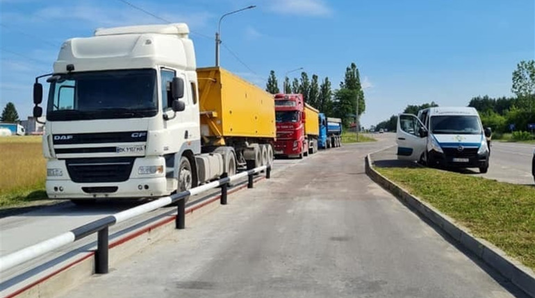 На автодорозі з Сарн до Рівного запрацювали ваги — водіїв фур штрафують