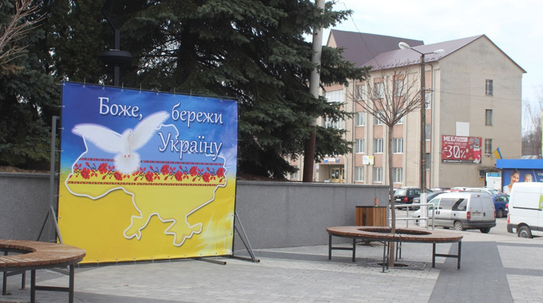 Новий банер на площі Героїв Майдану