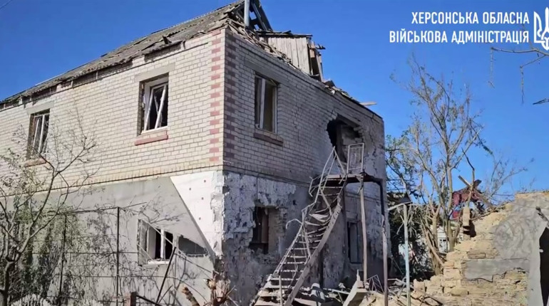 На Херсонщині окупанти поцілили у критичну інфраструктуру, сільгосппідприємство та житлові будинки