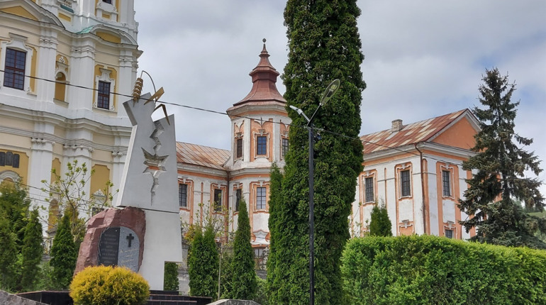 Десять ліхтарів встановили у центрі Кременця 