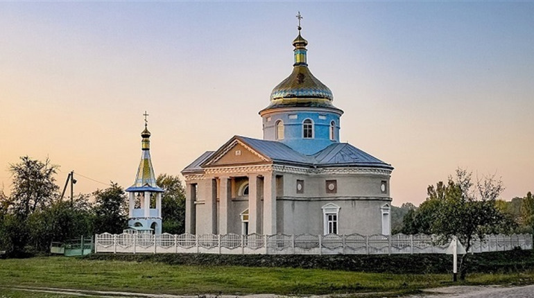 У Новій Греблі в старовинному храмі відбулося архієрейське богослужіння
